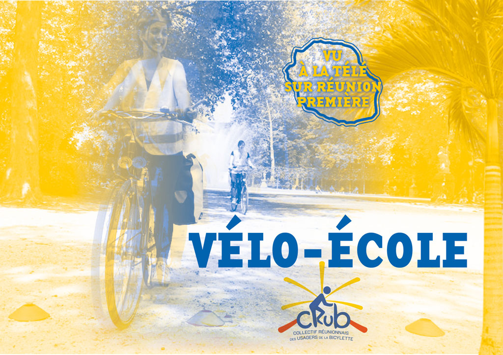 Composition graphique en jaune et bleu d'une cycliste en premier plan souriante sur fond de parc boisé