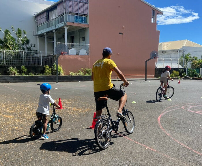 Un bénévole vélo-école se forme à l’Animation mobilité vélo