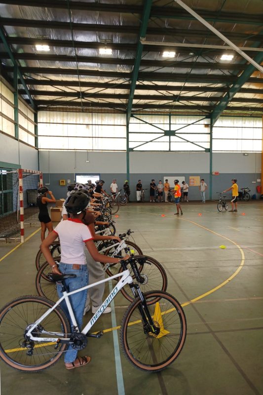 La classe est à l'écoute devant l'éducateur