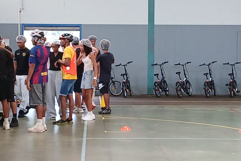 Pour tous : charlotte, casque et vélos