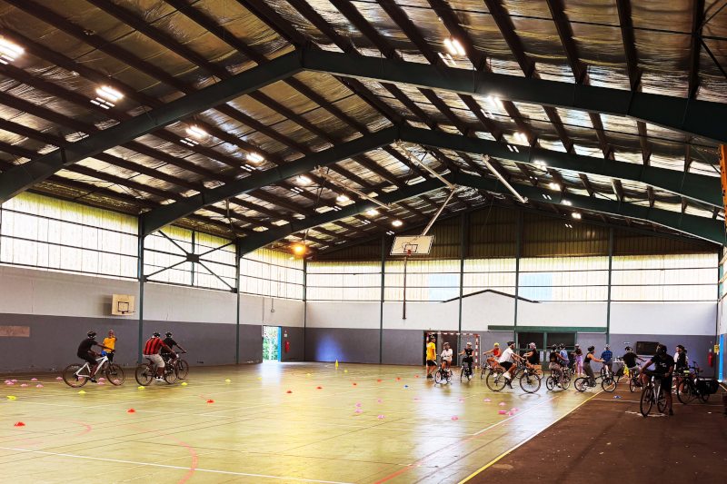 Le gymnase dans lequel est dispensé les séances de mobilité à vélo