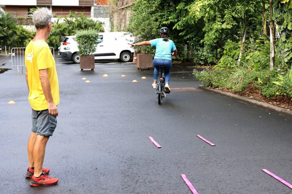 Animateur et apprenante à vélo