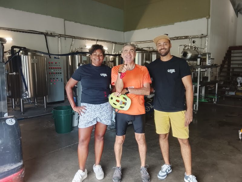 Trois personnes dans la brasserie Gayar