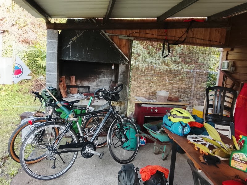 Deux vélos sous une varangue